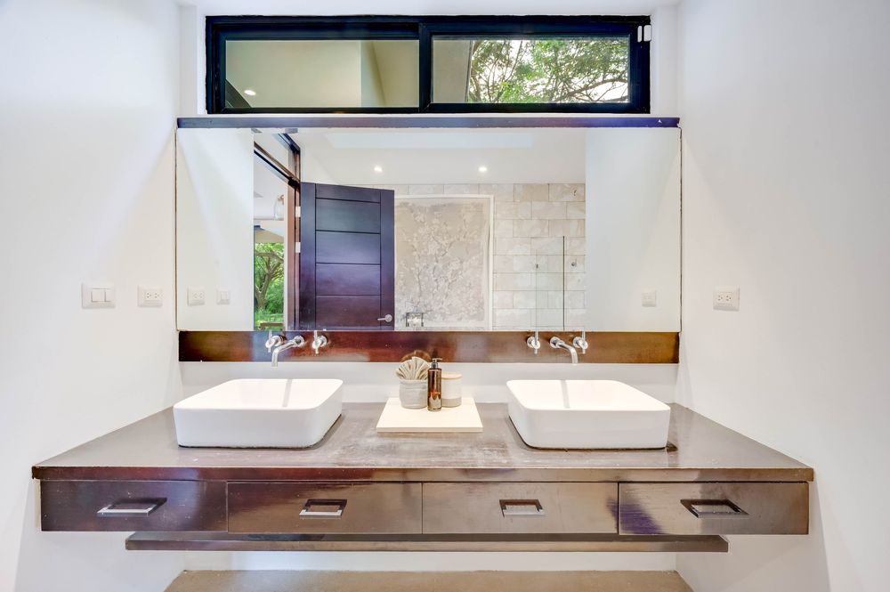 Double vanity bathroom