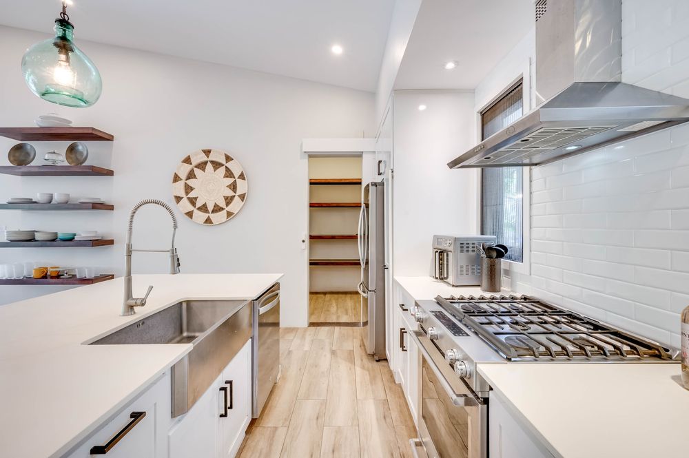Open shelving and the range